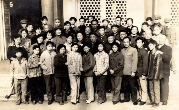 1980 年到成都演出，与成都川剧名家们在一起，二排左六是张光茹，张光茹身边是陈巧茹.jpg