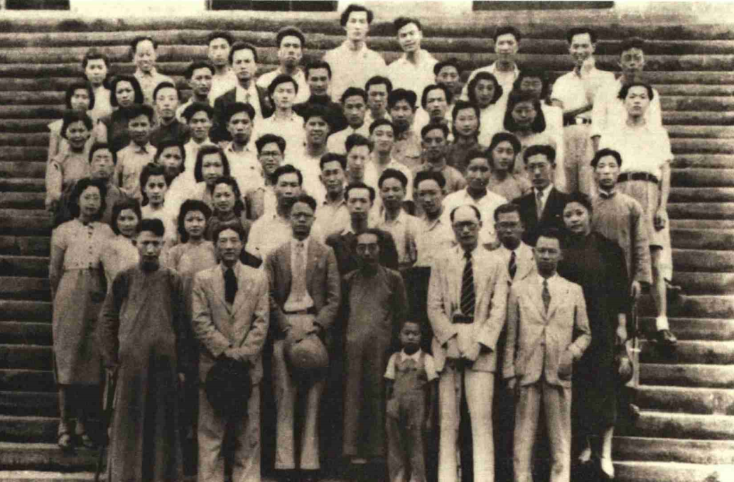 1942年 重庆中央大学艺术系师生合影 前排左起傅抱石、徐悲鸿、黄显之、陈之佛.png