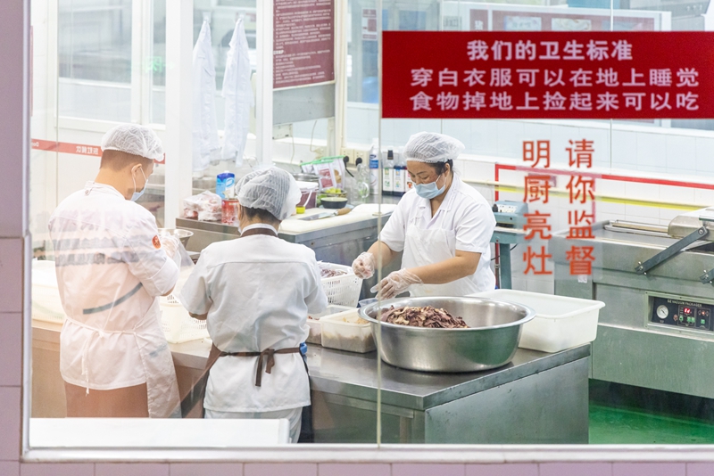 廣東東灶餐飲投資管理有限公司中央廚房工作人員正在處理食材.jpg