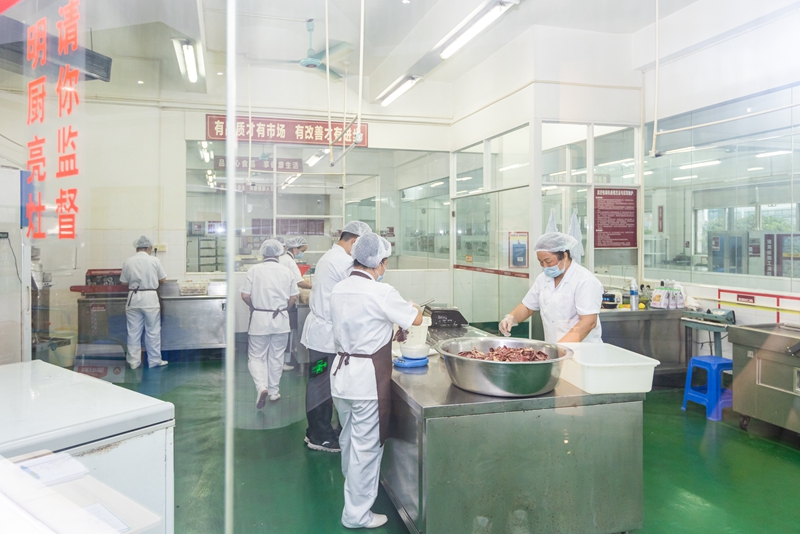 9月20日，广东东灶餐饮投资管理有限公司中央厨房工作人员正在处理食材。珠江商报记者林安迪摄 (3).jpg
