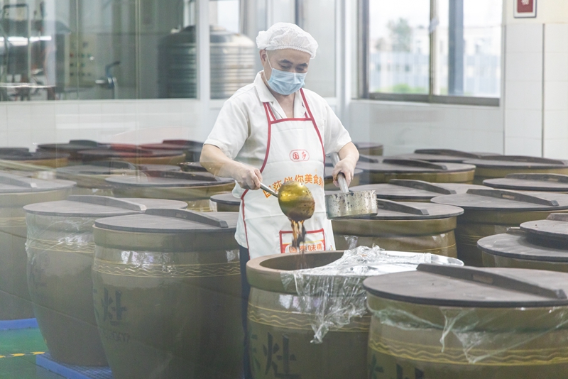 9月20日，广东东灶餐饮投资管理有限公司工作人员正在查看火锅底料的发酵情况。珠江商报记者林安迪摄.jpg