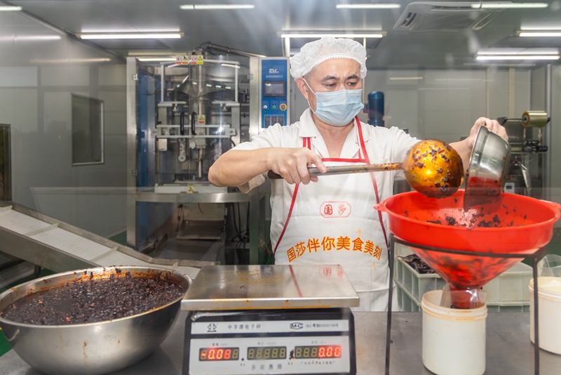 9月20日，广东东灶餐饮投资管理有限公司工作人员正在分装火锅底料。珠江商报记者林安迪摄.jpg