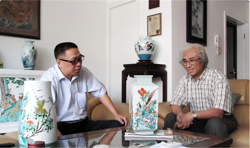 1779955666494065.png 余國洲與戴榮華一起交流古彩瓷創作心得(2009年).png