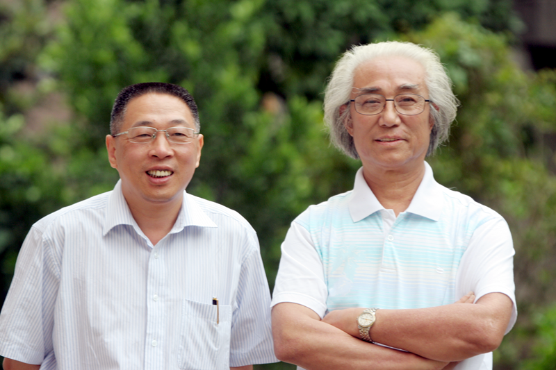 余國洲與老師戴榮華在一起.png
