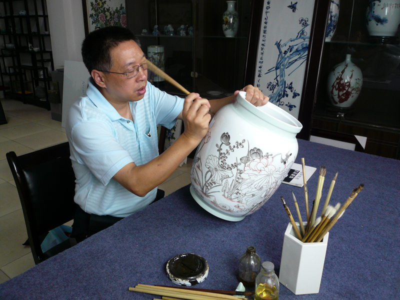 余國洲在創作古彩瓷瓶.png