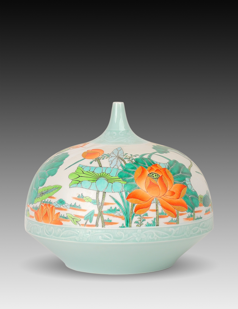 古彩《一塘荷氣》扁肚瓶32x39cm.png