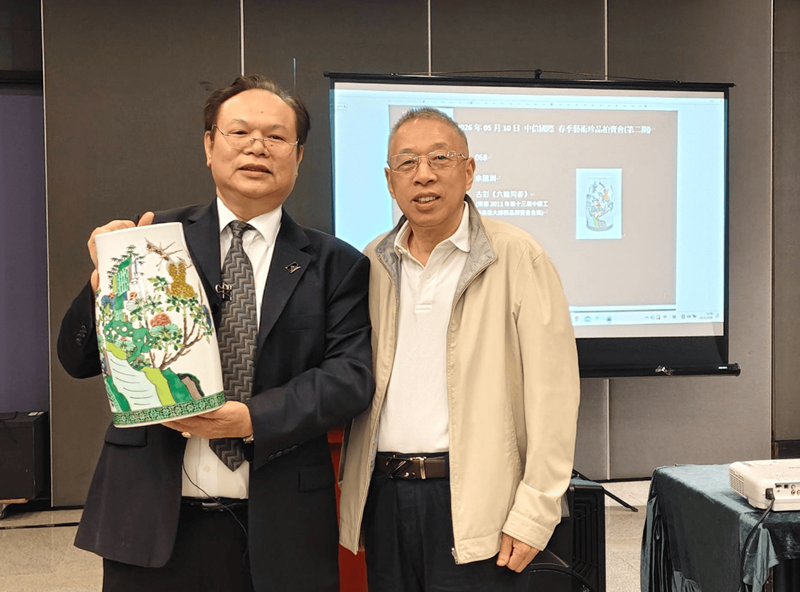 中信國際拍賣有限公司董事長黃兆基(左)康熙古彩非遺傳承人余國洲(右),拍品古彩瓷瓶《六鶴同春》。.png