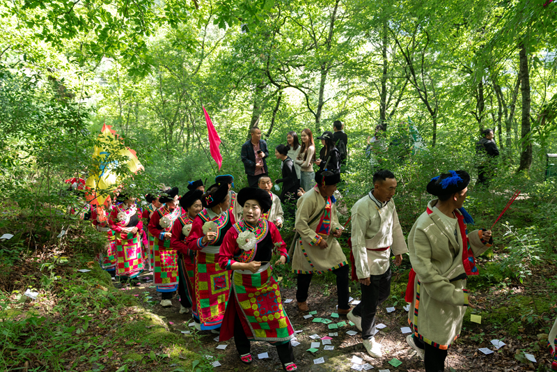 5图片说明：转山队伍巡山祈福 摄影：达明伟.png