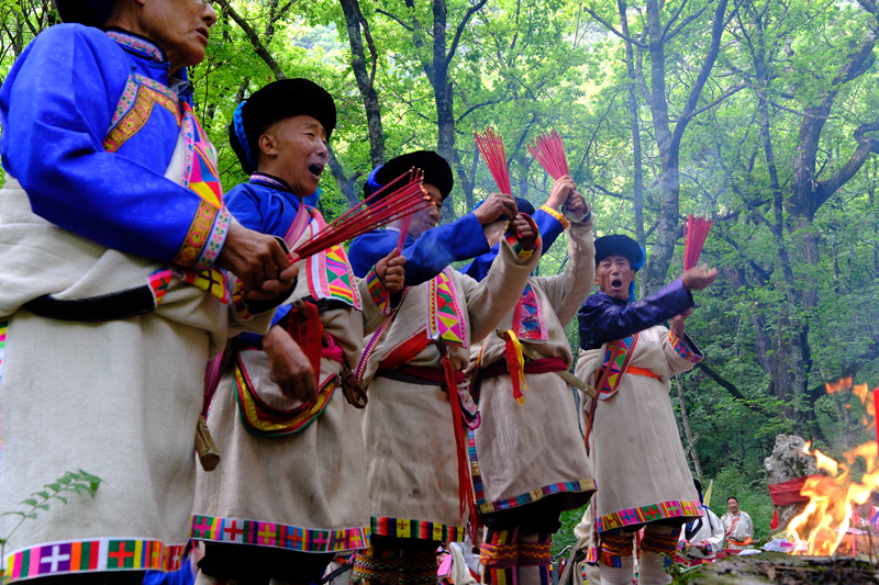 9图片说明：祭祀塔祭祀 摄影：黄梅.png